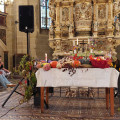 gedeckter Gabentisch im Altarraum