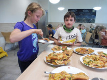 Pizzabacken in der Kinderküche