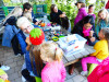 Erzieherinnen beim Kinderschminken