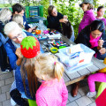 Erzieherinnen beim Kinderschminken